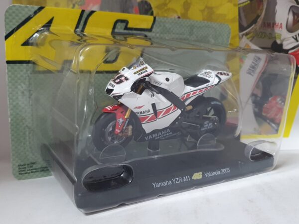 Yamaha YZR-M1 Valencia 2005 Valentino Rossi 46 1/18 - uscita 12 - immagine 2