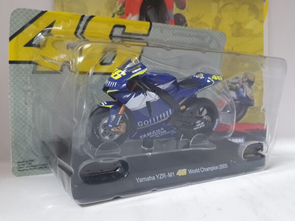 Yamaha YZR-M1 World Champion 2005 Valentino Rossi 46 1/18 - uscita 5 - immagine 2